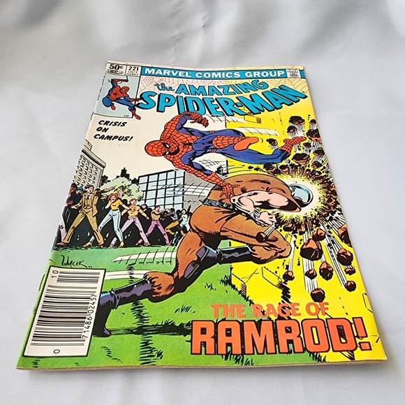 Marvel Amazing Spider-Man Comic Book Issue #221 October 1981 Crisis on Campus - Picture 2 of 7
